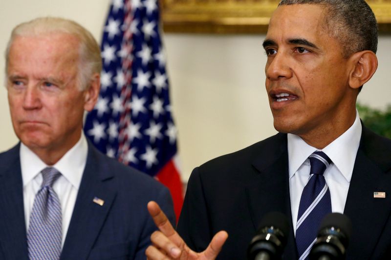 © Reuters. FILE PHOTO: Obama, flanked by Biden, delivers a statement on the Keystone XL pipeline at the White House in Washington