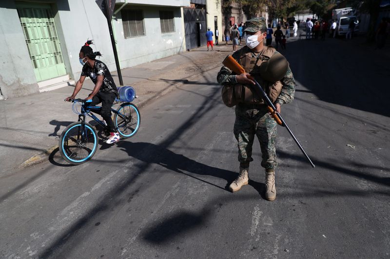 &copy; Reuters. Soldado em rua de Santiago, no Chile