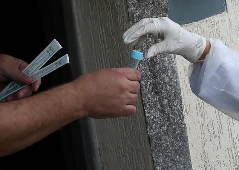 &copy; Reuters. Homem recebe teste de Covid-19 em São Caetano do Sul