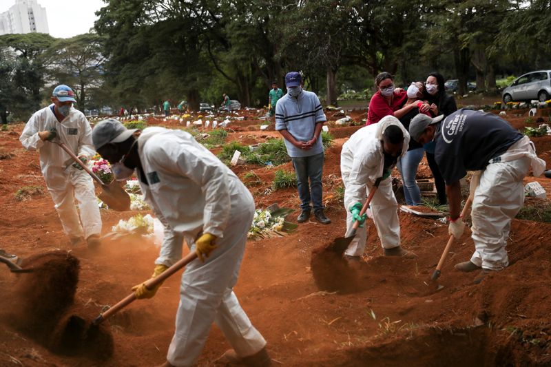 &copy; Reuters. Enterro de vítima do coronavírus em São Paulo (SP)