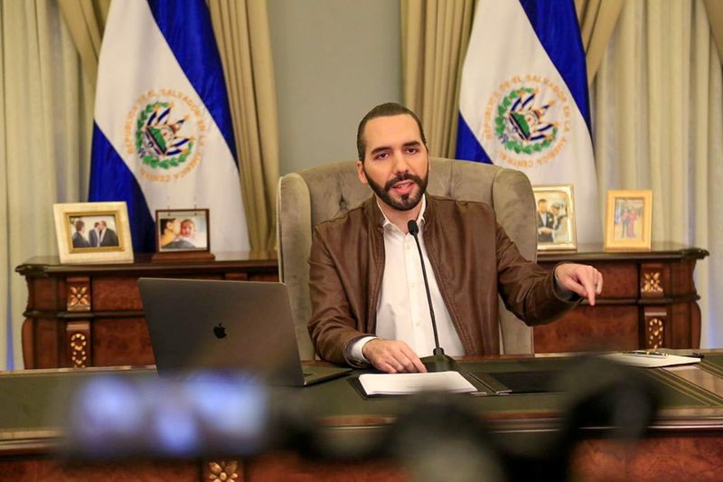 &copy; Reuters. El Salvador&apos;s President Nayib Bukele speaks during a televised broadcast from the presidential house in San Salvador