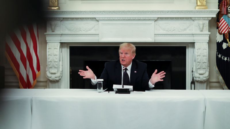 &copy; Reuters. El presidente de Estados Unidos, Donald Trump, comenta que está  tomando hidroxicloroquina como prevención contra el coronavirus, durante un evento con ejecutivos de restaurantes, en la Casa Blanca, Washington, EEUU