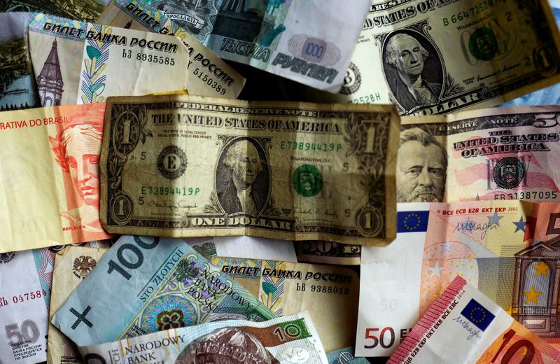 &copy; Reuters. Банкноты евро, долларов США, турецких лир, российских рублей и бразильских реалов
