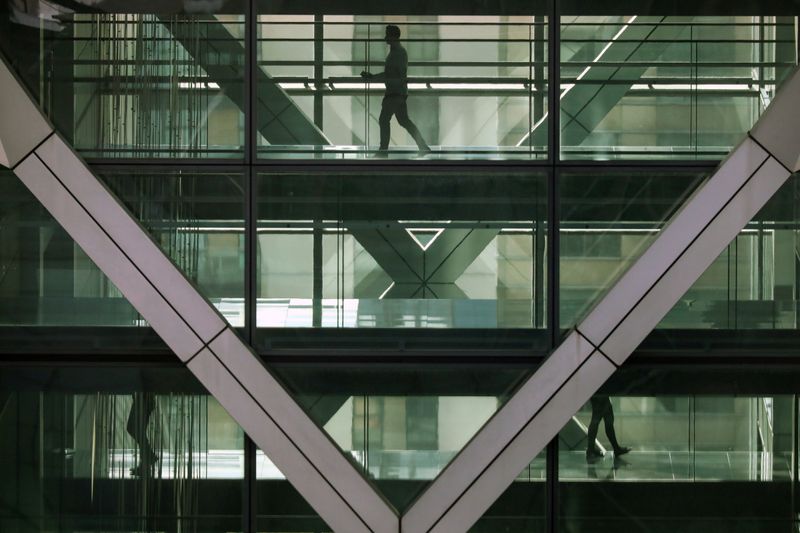 &copy; Reuters. People walk in an office in the financial centre of Canary Wharf