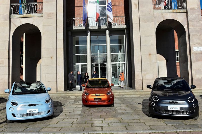 &copy; Reuters. A new Fiat 500 electric car is unveil in Milan