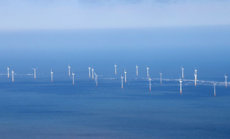 &copy; Reuters. FILE PHOTO: Scroby Sands offshore wind farm off of the coast at Great Yarmouth