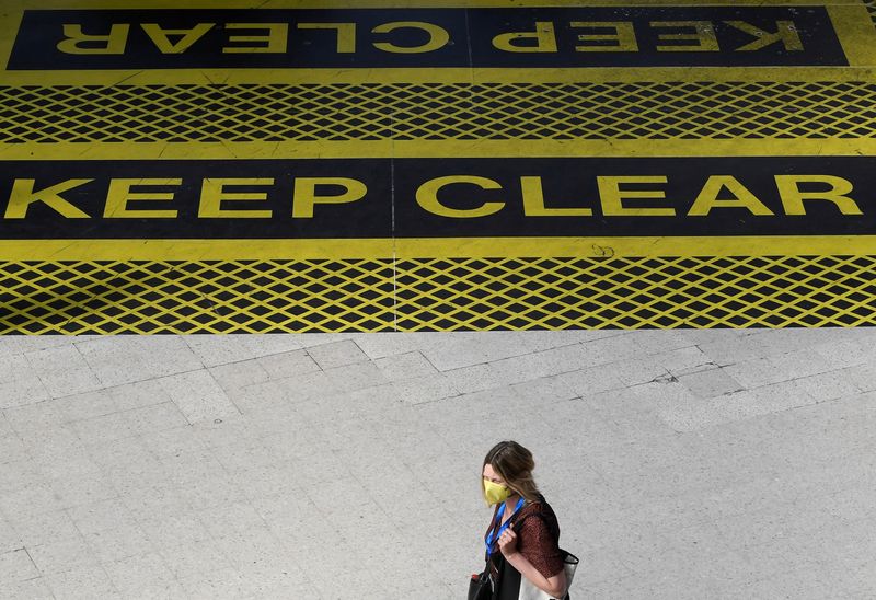 &copy; Reuters. Mulher usa máscara de proteção na estação de Waterloo em Londres