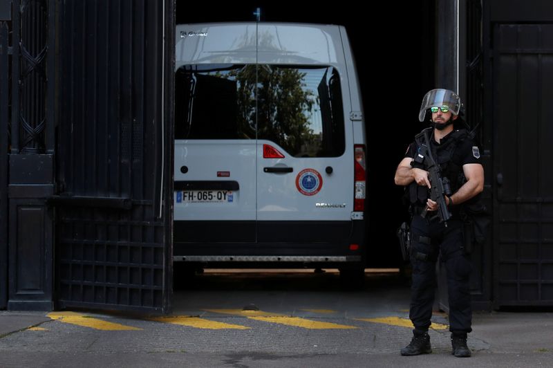 © Reuters. A police convoy believed to be carrying Rwandan genocide fugitive Felicien Kabuga arrives at the Paris courthouse