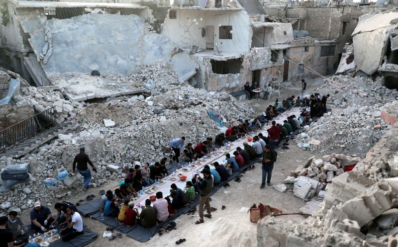 © Reuters. FOTO DE ARCHIVO: Grupo de personas comiendo en Iftar