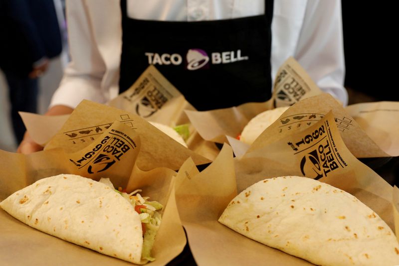 &copy; Reuters. FILE PHOTO: Server holds food during opening ceremony of Taco Bell restaurant in Bangkok