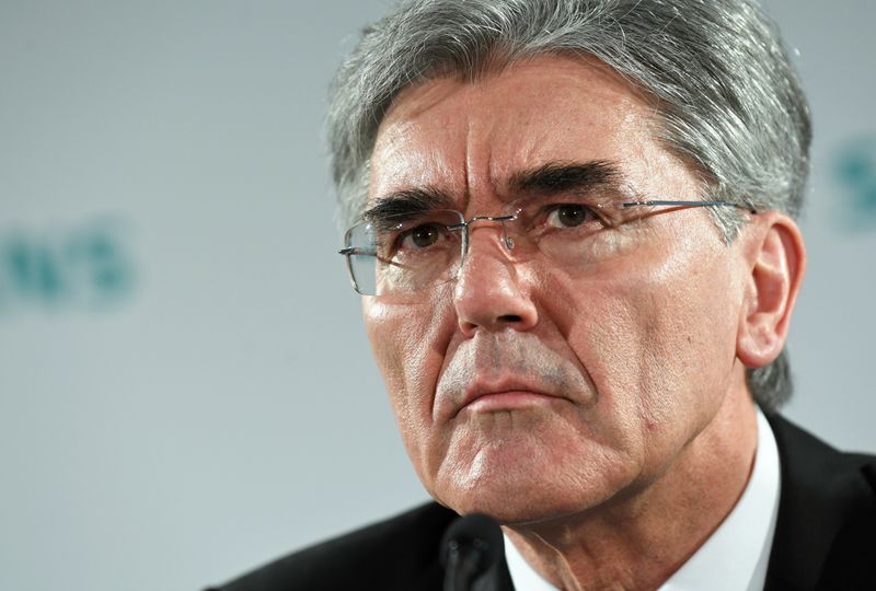 &copy; Reuters. FILE PHOTO:  German engineering group Siemens CEO Joe Kaeser attends a news conference prior to the annual general meeting in Munich