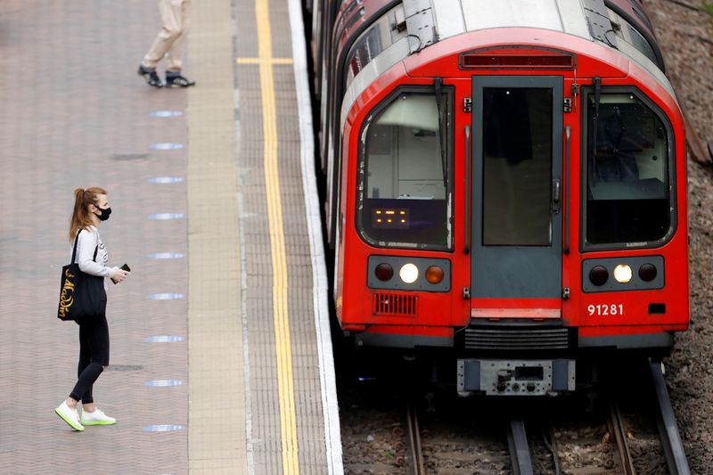&copy; Reuters. Mulher usa máscara de proteção em plataforma de estação de metrô em Londres