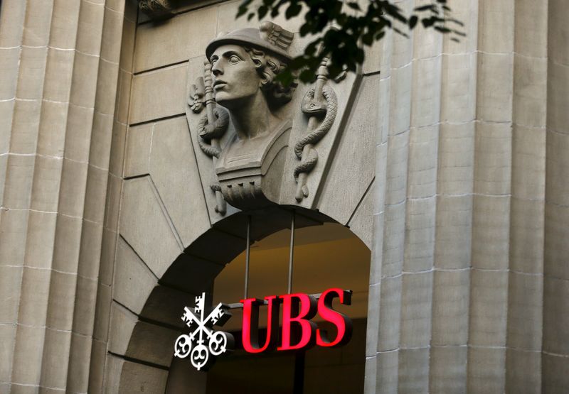 &copy; Reuters. FILE PHOTO: The logo of Swiss bank UBS at its Zurich headquarters