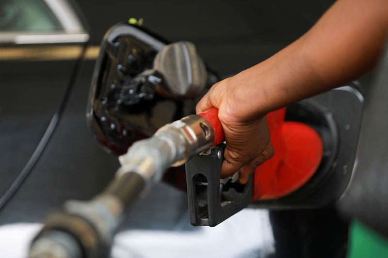 &copy; Reuters. FILE PHOTO:  A gas station attendant pumps fuel into a customer&apos;s car at the NNPC Mega petrol station in Abuja