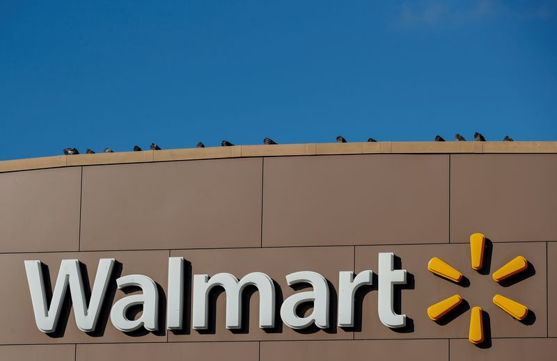 &copy; Reuters. Логотип Walmart на магазине в Чикаго