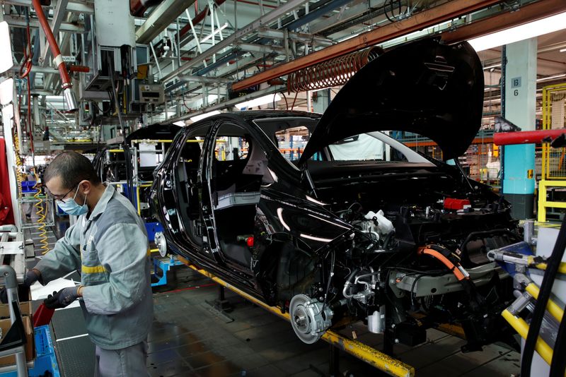 &copy; Reuters. Renault ramps up production at its factory of Flins, near Paris