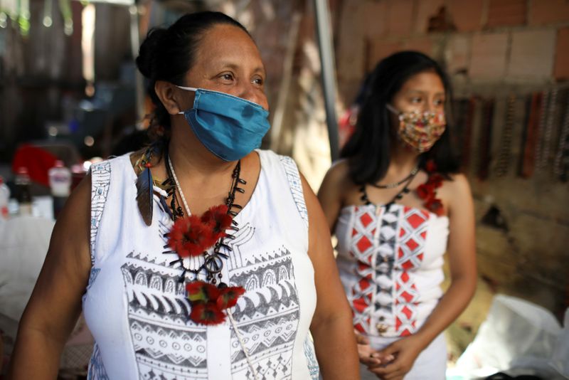 © Reuters. FOTO DE ARCHIVO. Mujeres indígenas con mascarillas se ven en la Asociación Indígena Sateré-Mawé, en Manaos, Brasil.