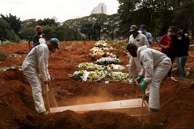 &copy; Reuters. Enterro de vítima do coronavírus no cemitério da Vila Formosa, em São Paulo (SP)