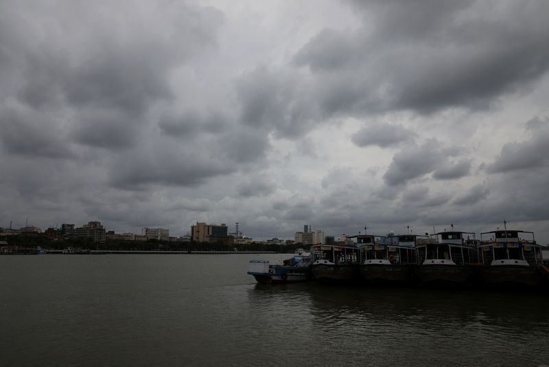 &copy; Reuters. Las nubes cubren los cielos sobre el río Ganges antes del ciclón Amphan, en Kolkata.