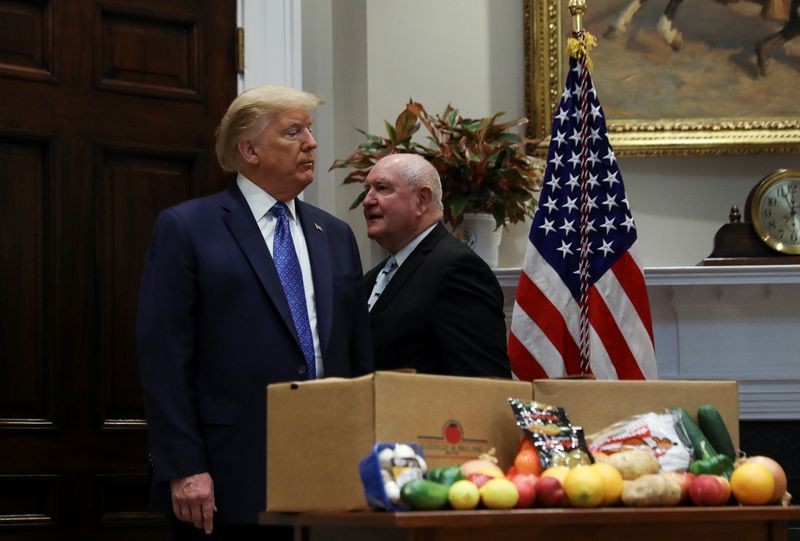 © Reuters. Presidente dos EUA, Donald Trump, ao lado do secretário de Agricultura do país, Sonny Perdue, durante evento na Casa Branca