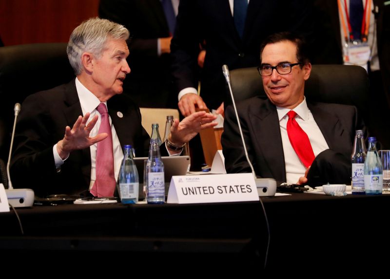 © Reuters. Chairman do Federal Reserve, Jerome Powell (à esquerda), ao lado do secretário do Tesouro dos EUA, Steven Mnuchin, durante evento do G20 em Fukuoka, Japão