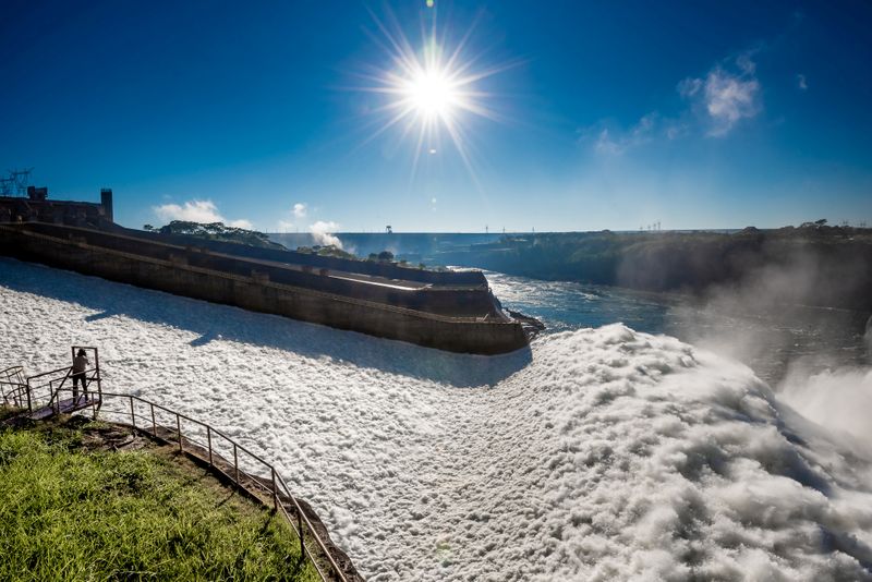 © Reuters. Usina hidrelétrica de Itaipu, em Foz do Iguaçu (PR), com comportas abertas