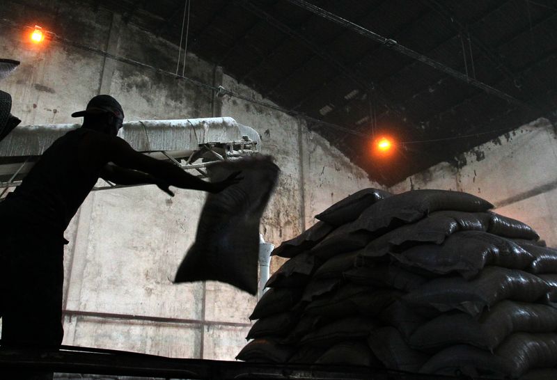 © Reuters. Trabalhador movimenta sacas de açúcar em usina em Campos dos Goytacazes (RJ)