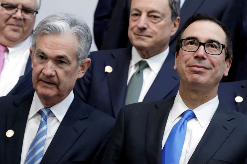 &copy; Reuters. FOTO DE ARCHIVO. El secretario del Tesoro de Estados Unidos, Steven Mnuchin (derecha); y el presidente de la Reserva Federal, Jerome Powell (izquierda), posan junto a ministros de Finanzas del grupo de economías del G-20 en Washington.  REUTERS/Yuri Grip