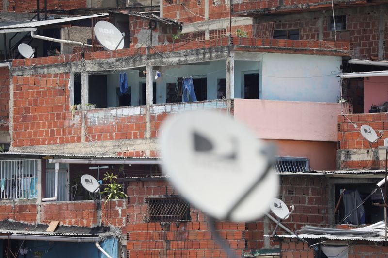 © Reuters. Antennas of the satellite tv company Directv are seen in the low-income neighbourhood Catia after AT&T Inc said on Tuesday it has closed its DirecTV Latin America operations in Venezuela, in Caracas