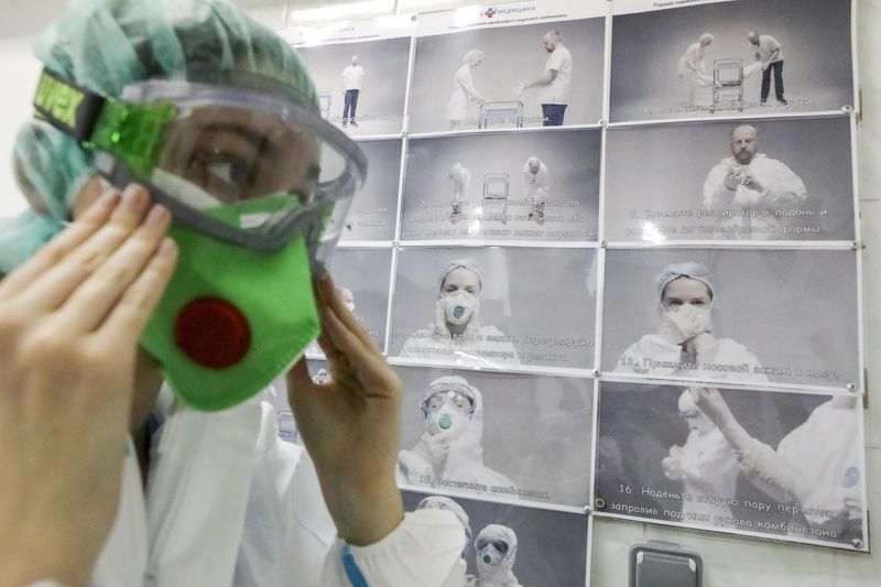 &copy; Reuters. Médico ajusta máscara em hospital para pacientes com Covid-19 em Moscou