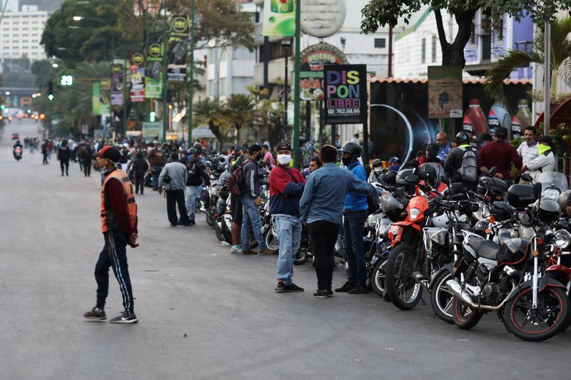 &copy; Reuters. Foto de archivo. Motociclistas esperan en fila para la apertura de una gasolinera durante una cuarentena nacional debido al brote de la enfermedad coronavirus (COVID-19) en Caracas.