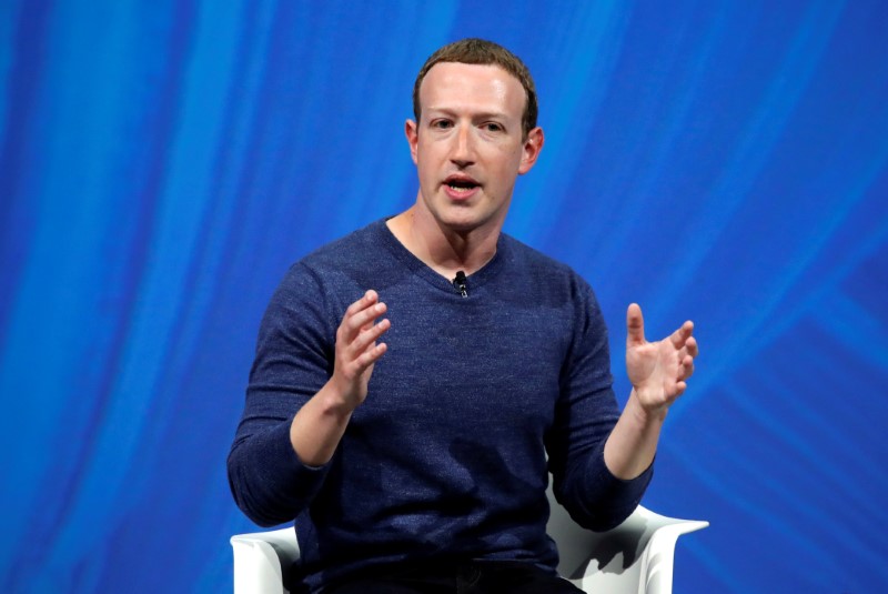 &copy; Reuters. FOTO DE ARCHIVO: El fundador y CEO de Facebook, Mark Zuckerberg, habla en la cumbre de tecnología y puesta en marcha de Viva Tech en París. 24 de mayo de 2018.