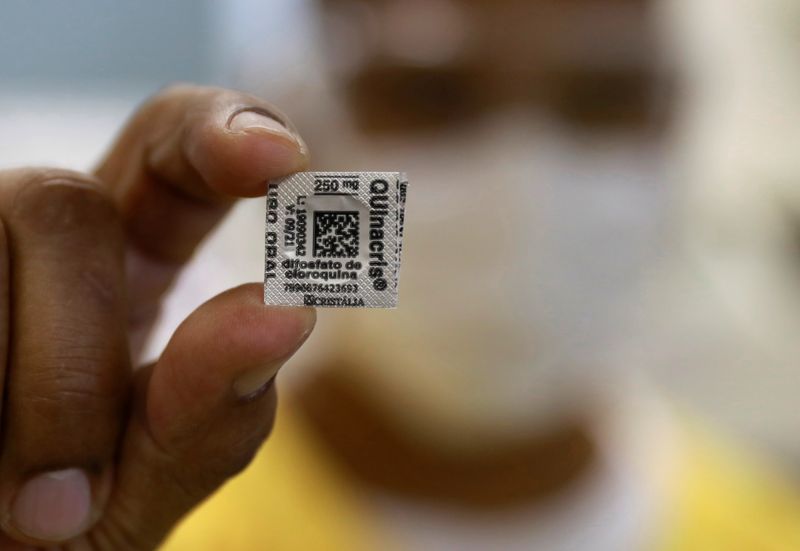 © Reuters. Profissional da saúde com comprimido de hidroxicloroquina em hospital de Porto Alegre (RS)