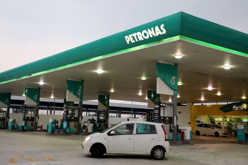 &copy; Reuters. A car passes by a Petronas petrol station in Kuala Lumpur