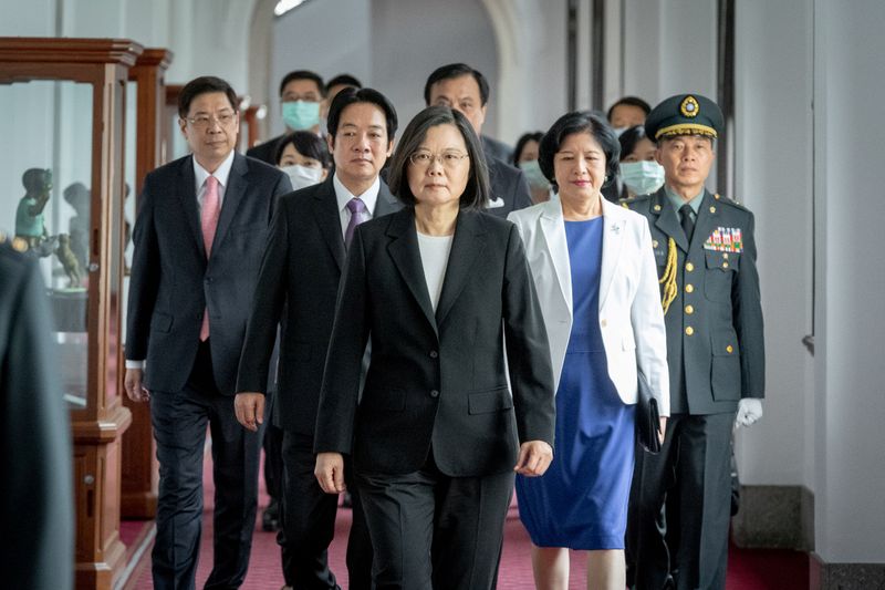 © Reuters. Taiwan President Tsai Ing-wen and incoming Vice President William Lai Ching-te attend an inauguration ceremony at the Presidential Office Building in Taipei