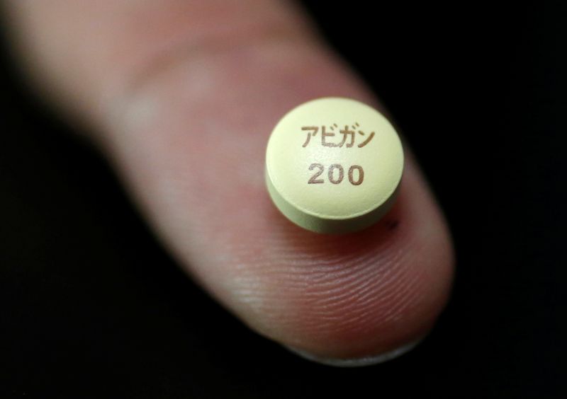 © Reuters. FILE PHOTO: A tablet of Avigan (generic name : Favipiravir), a drug  approved as an anti-influenza drug in Japan and developed by drug maker Toyama Chemical Co, a subsidiary of Fujifilm Holdings Co. are displayed during a photo opportunity in Tokyo