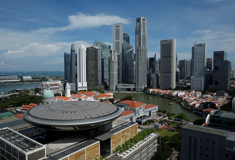 © Reuters. FILE PHOTO: A view of the Supreme Court building against the backdrop of the skyline of Singapore's central business district