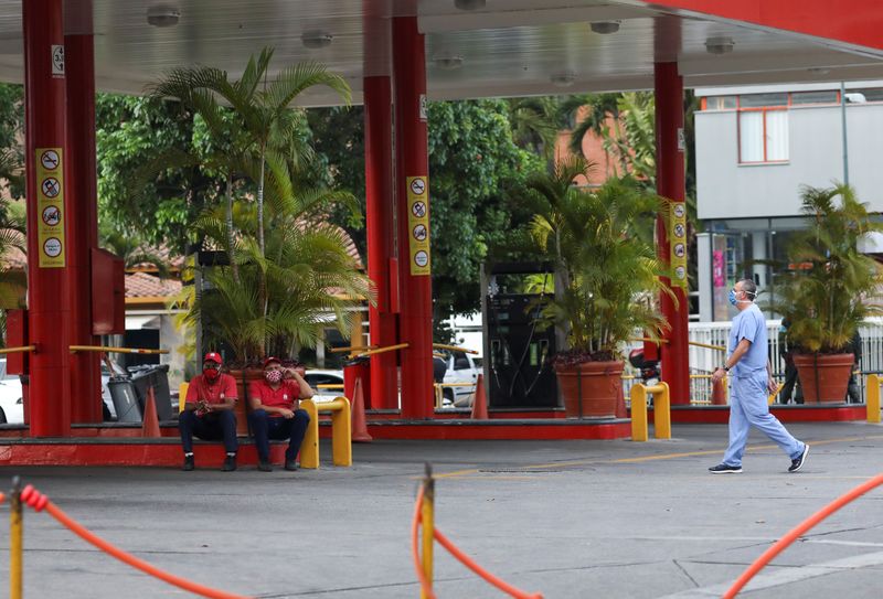 &copy; Reuters. Imagen de archivo de un médico caminando en una estación de servicio cerrada en medio de la cuarentena decretada por la propagación del coronavirus, en Caracas, Venezuela