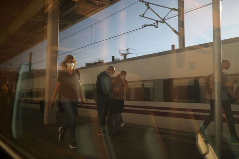 &copy; Reuters. Pasajeros con mascarillas en una estación de tren en Valencia, España
