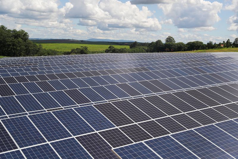 &copy; Reuters. FOTO DE ARCHIVO: paneles solares fotovoltaicos en Porto Feliz, estado de Sao Paulo, Brasil