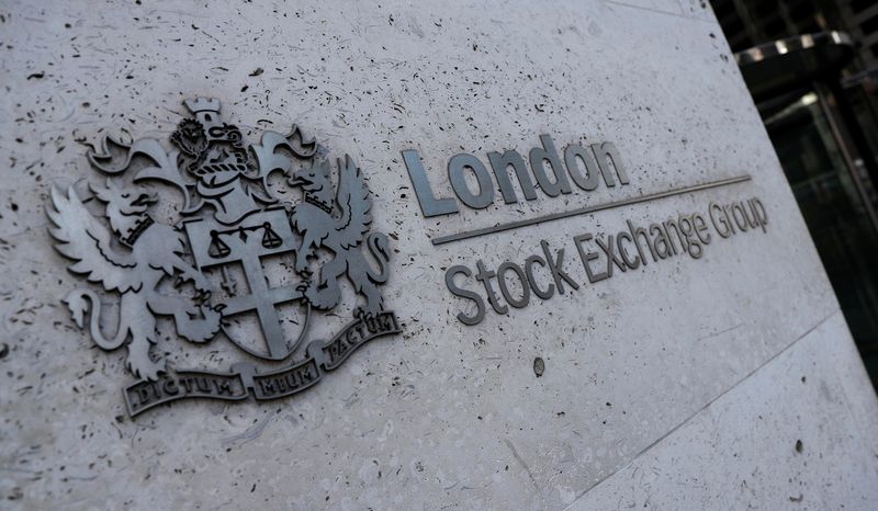 &copy; Reuters. Эмблема Лондонской фондовой биржи при входе в здание биржи в Лондоне