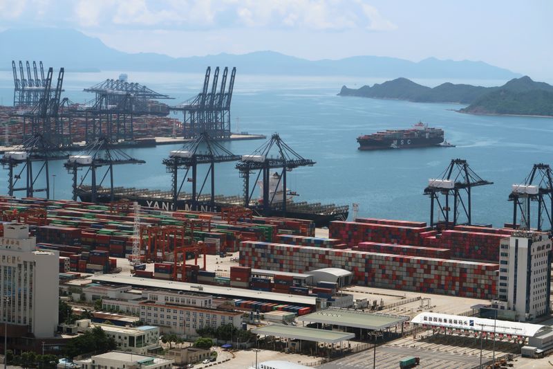 &copy; Reuters. Cargo ship carrying containers is seen near the Yantian port in Shenzhen, following the novel coronavirus disease (COVID-19) outbreak, Guangdong