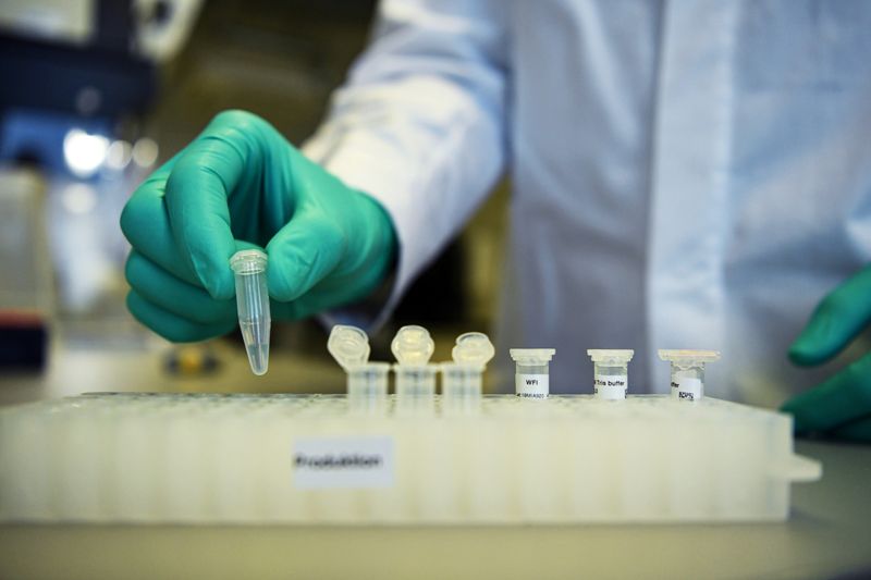 © Reuters. FILE PHOTO: Employee Philipp Hoffmann, of German biopharmaceutical company CureVac, demonstrates research workflow on a vaccine for the coronavirus (COVID-19) disease at a laboratory in Tuebingen