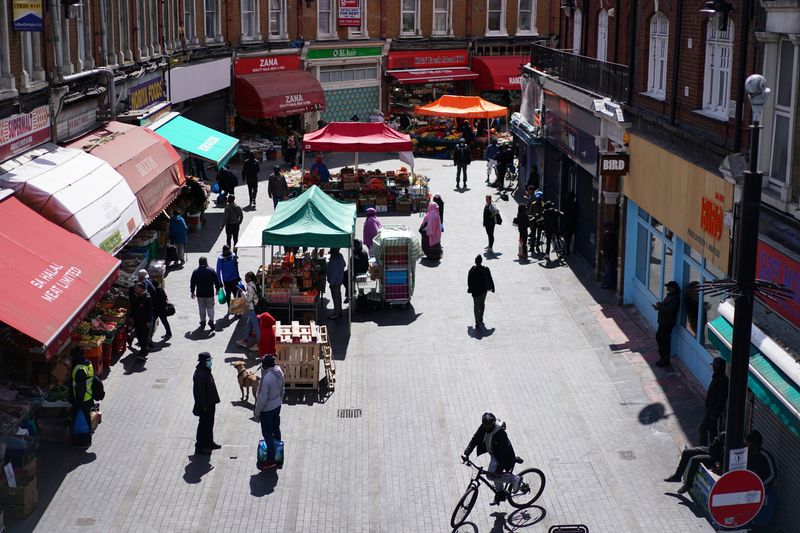 &copy; Reuters. FOTO DE ARCHIVO:  Una vista general de la gente comprando en Brixton tras el brote de la enfermedad coronavirus (COVID-19), Londres, Reino Unido, 14 de mayo de 2020