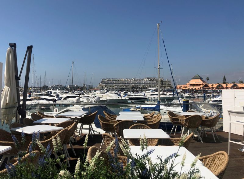 &copy; Reuters. FILE PHOTO: An empty restaurant terrace is pictured amid concerns over the coronavirus (COVID-19) spread, at the Vilamoura marina in Algarve region