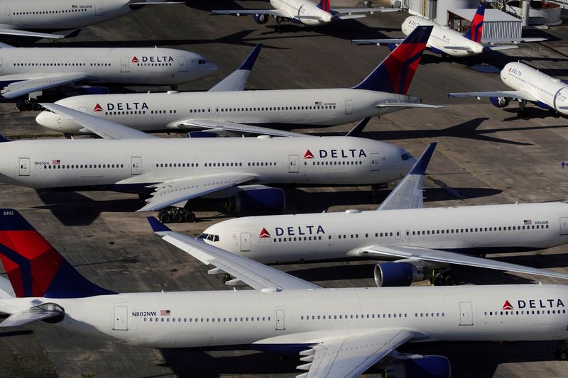 &copy; Reuters. FILE PHOTO: Delta Air Lines passenger planes parked in Birmingham