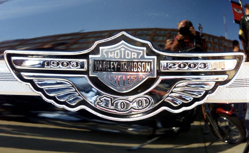 &copy; Reuters. FILE PHOTO: The commemorative nameplate on a special edition Harley-Davidson motorcycle reflects the company hea..