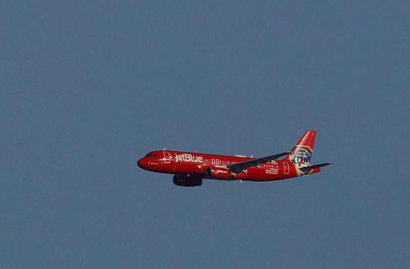 © Reuters. FILE PHOTO: FILE PHOTO: A JetBlue A320 aircraft conducts a flyover salute of New York City to honor frontline healthcare workers during the coronavirus pandemic, May 7, 2020.