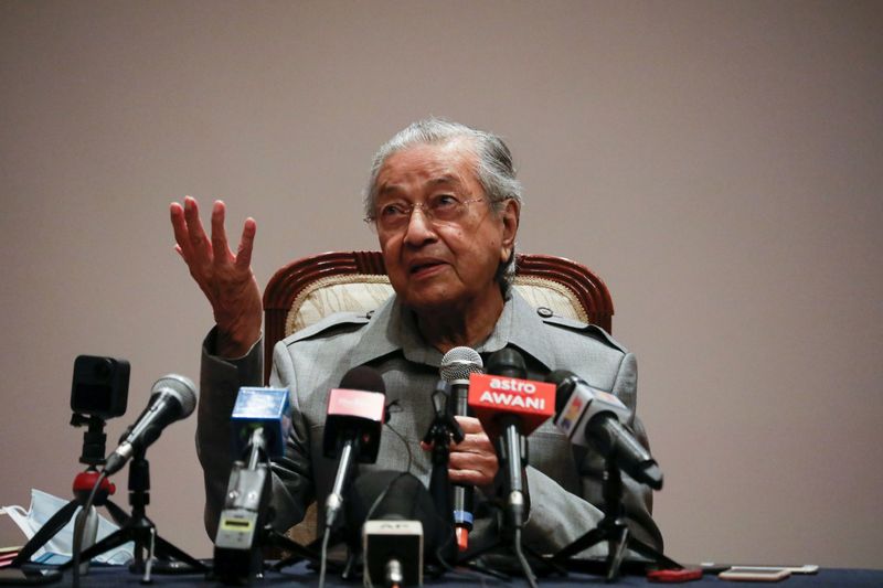 &copy; Reuters. FILE PHOTO: Malaysia&apos;s former Prime Minister Mahathir Mohamad speaks during a news conference in Putrajaya