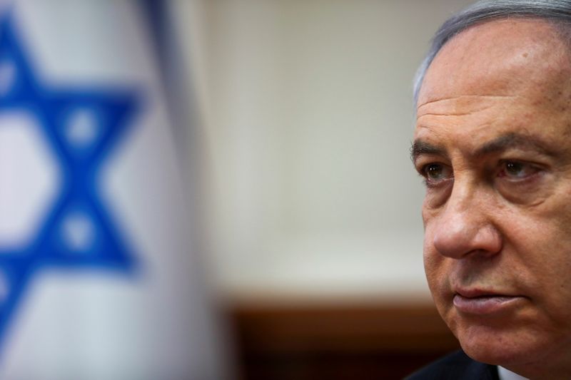 © Reuters. FILE PHOTO: Israeli Prime Minister Benjamin Netanyahu chairs the weekly cabinet meeting in Jerusalem